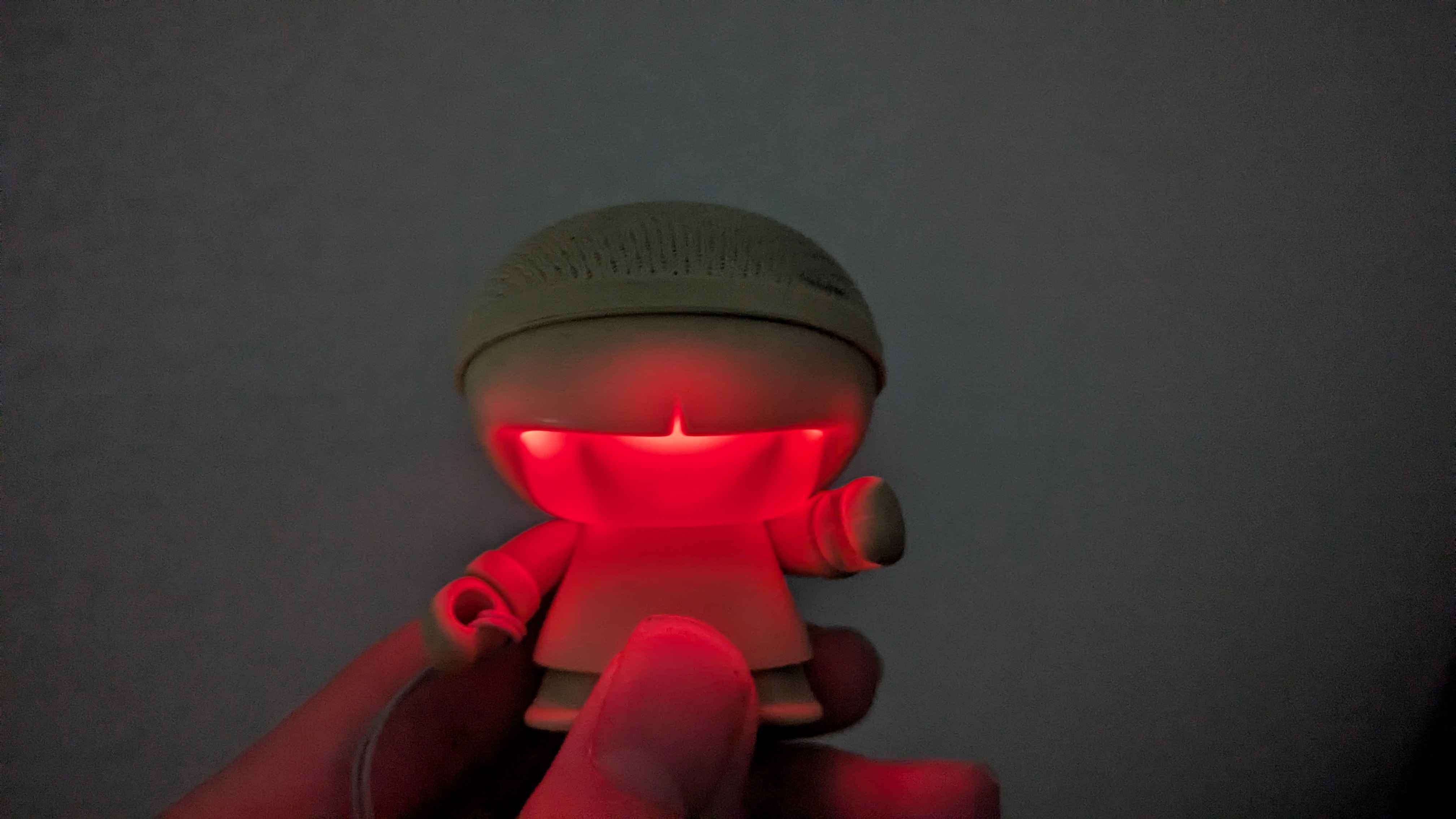 暗闇で赤く光るXOOPAR BOY TINY