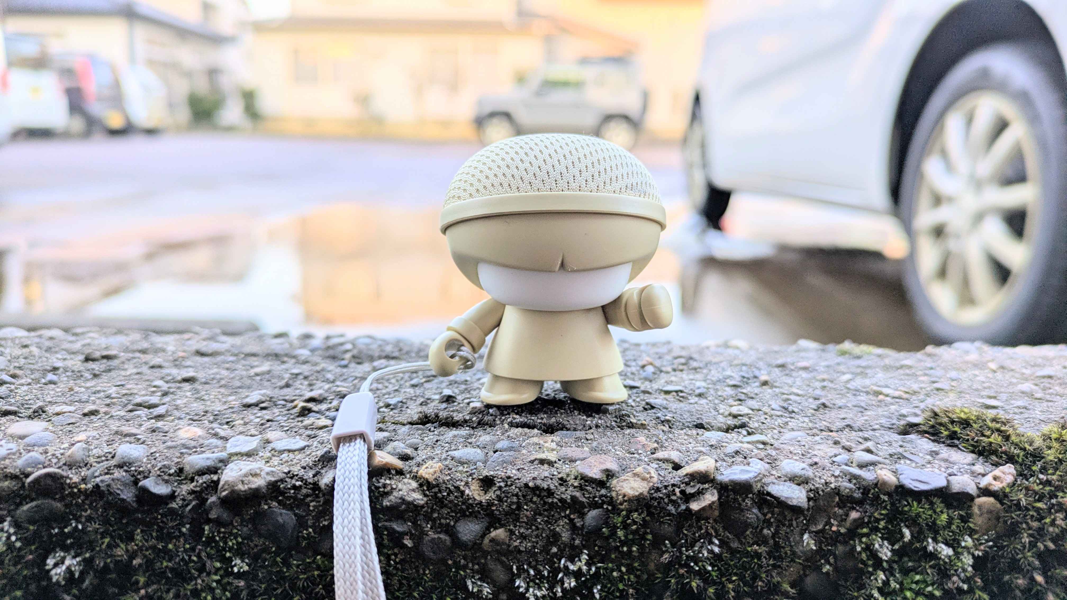 外で佇むXOOPAR BOY TINY